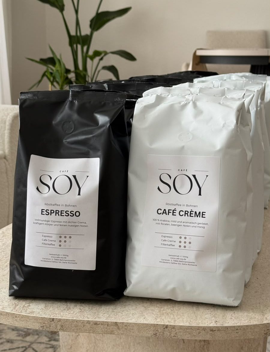 Kaffeetüten von Café SOY: Espresso in Schwarz und Café Crème in Weiß nebeneinander auf einem Steintisch
